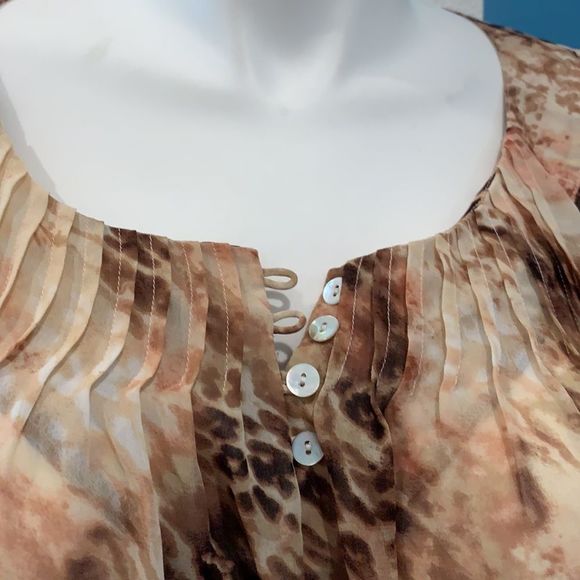 Chico’s 🦒 Print, Button Sleeve, Floaty Summertime Blouse. - Picture 3 of 11